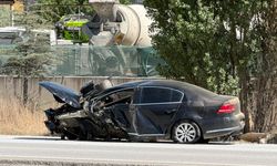 Ankara'da otomobil direğe çarptı: 3 yaralı