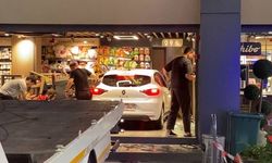Akaryakıt istasyonundaki otomobil markete daldı; müşteri yaralandı