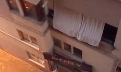 Balkon filesine takılan çocuğu itfaiye kurtardı