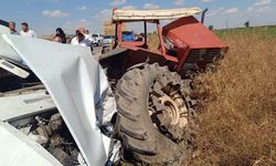 Otomobil park halindeki traktöre çarptı: 3 ölü, 1 yaralı