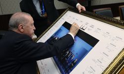 Cumhurbaşkanı Erdoğan, NATO Zirvesi'ne katılan liderlerin imzaladığı tabloya imzasını attı