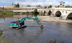 Debisi düşen Tunca Nehri’nde temizleme çalışması