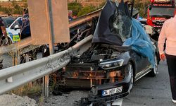 Düğün konvoyundaki otomobil bariyerlere çarptı: 1 ölü, 3 yaralı