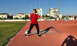 Enkazda ailesini ve kolunu kaybeden Meryem, 3 farklı branşta Türkiye şampiyonu oldu