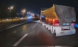 Kontrolsüz şerit değiştiren 2 hafriyat kamyonu kamerada