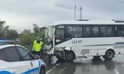 Eyüpsultan'da servis aracı bariyerlere çarptı: 3 yaralı