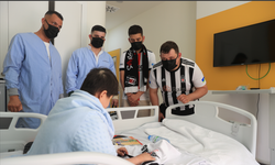 Beşiktaş taraftar grupları KANKA Hastanesi'ndeki kanser hastası çocuklara hediye dağıttı