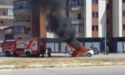 Gölbaşı'nda park halindeki otomobil yandı