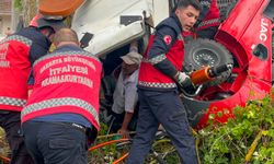 Forklift yüklü vinçli kamyonet devrildi, sıkışan sürücüyü itfaiye kurtardı