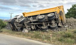 Freni boşalıp devrilen kamyonun şoförü öldü; yakınları feryat etti