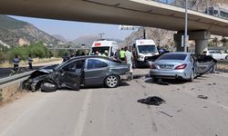 Geri manevra yapan otomobil, başka bir araçla çarpıştı