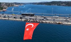 İstanbul Boğazı'ndaki köprülere Türk bayrağı asıldı