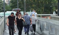 İstanbul'da yağmura hazırlıksız yakalananlar, kapalı alanlara koştu