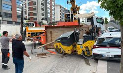 Kamyondan kopan 2,7 tonluk silindir yüklü römork, sürücü kursu aracına çarptı; 2 yaralı
