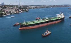 Karadeniz'de dron saldırısına uğrayan 'JAMES II' isimli gemi İstanbul Boğazı'ndan geçti