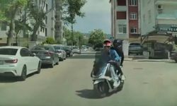 Kartal’da motosiklet ile otomobilin kafa kafaya çarpıştığı kaza kamerada; 2 yaralı