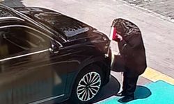 Makam aracındaki bayrağı öptü, Vali Polat bayrak hediye etti
