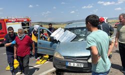 Otomobil ile hafif ticari araç çarpıştı: 1'i ağır 5 yaralı