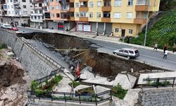 Rize'de yurt inşaatının kazısında istinat duvarı ve yol çöktü: 3 bina tahliye edildi