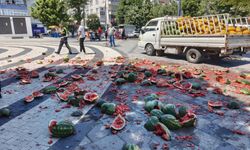 Satışına izin verilmediğini öne sürdüğü karpuzları belediye önünde parçaladı