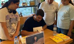 Behçet Darğın yeni kitabını okurları için imzaladı