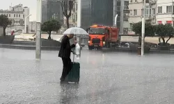 İstanbul'un bazı bölgelerinde etkili olan gök gürültülü sağanak hayatı olumsuz etkiledi