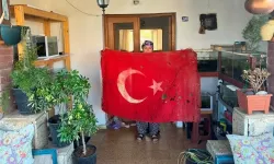 Kıbrıs Barış Harekatı'nda Mehmetçiğin kullandığı Türk bayrağını sandığında 36 yıldır saklıyor