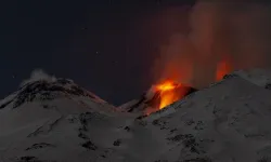 İtalya'da Etna Yanardağı yeniden güçlü şekilde kül püskürttü