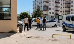 Yolunu kesip darbettikleri kişinin ruhsatlı tabancasını alıp kaçtılar