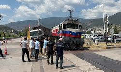 Karabük'te hemzemin geçitte lokomotifle tır çarpıştı