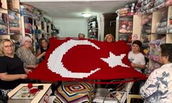 30 Ağustos Zafer Bayramı için 1813 motifli Türk bayrağı ördüler