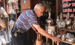 58 yıllık kalay ustası mesleğini yaşatmaya çalışıyor