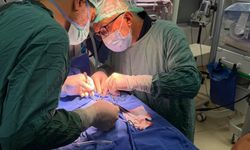 610 gram doğan Rüzgar bebeğe, yoğun bakım ünitesinde yatak başında kalp ameliyatı