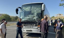 Yozgat'ta yolcu otobüsü traktörle çarpıştı