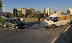 Kayseri'de otomobilin karşı şeride geçerek minibüsle çarpıştığı kazada 2 kişi yaralandı
