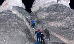 Kapadokya'da çıktığı peribacası yamacında mahsur kalan turisti AFAD ekipleri kurtardı