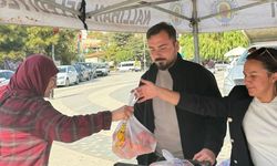 Nallıhan Belediyesi vatandaşlara 1 ton 750 kilogram domates ikram etti