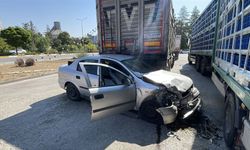 Sivas'ta park halindeki tıra çarpan otomobildeki 2 kişi yaralandı