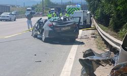 Arızalanan minibüs ve çekiciye çarpan otomobilin sürücüsü uzman onbaşı öldü