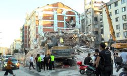 Bahçelievler'de yıkım sırasında çöken 6 katlı bina kamerada; bitişikteki apartman zarar gördü