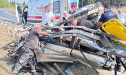 Bariyerlere çarpan otomobil, hurdaya döndü; sürücü ile eşi yaralandı