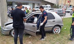 Beton direğe çarpan otomobilin sürücüsü yaralandı