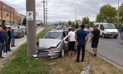 Beton direğe çarpan otomobilin sürücüsü yaralandı