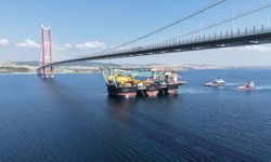 Dev vinç gemisi, 1915 Çanakkale Köprüsü altından geçti