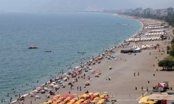 Antalya'da hissedilen sıcaklık 39 derece; tatilciler denizde serinledi