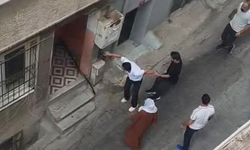 Eniştesinin dükkanında fön çektirdi; para vermek istemeyince taş ve sopalarla evini bastılar