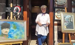 Ebru çalışmalarını resimle birleştiriyor
