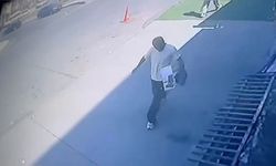 Gaziosmanpaşa'da kargo aracından hırsızlık kamerada