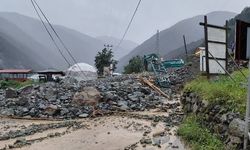 Uzungöl'de sağanak etkili oldu; dere taştı, heyelan meydana geldi