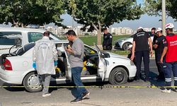 Kırmızı ışıkta bekleyen otomobildekilere saldırı; 1 ölü, 2 yaralı